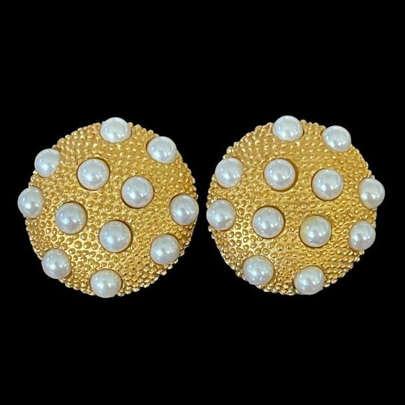 Vintage gold tone faux pearl clip on button style earrings - Picture 1 of 7